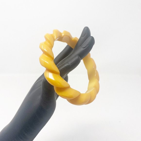 618 Vintage Bakelite Rope Motif Bangle Bracelet in Butterscotch - Picture 1 of 6